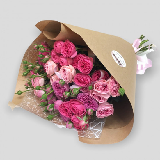 Букет девочке из 5 розовых и 6 желтых роз в крафте